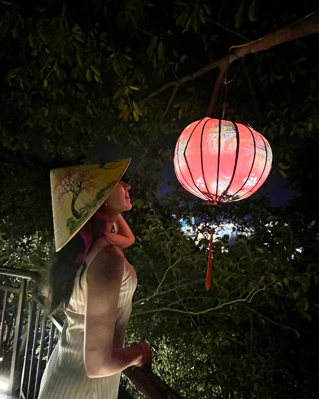 Bárbara at night in Hoi An with red lanterns