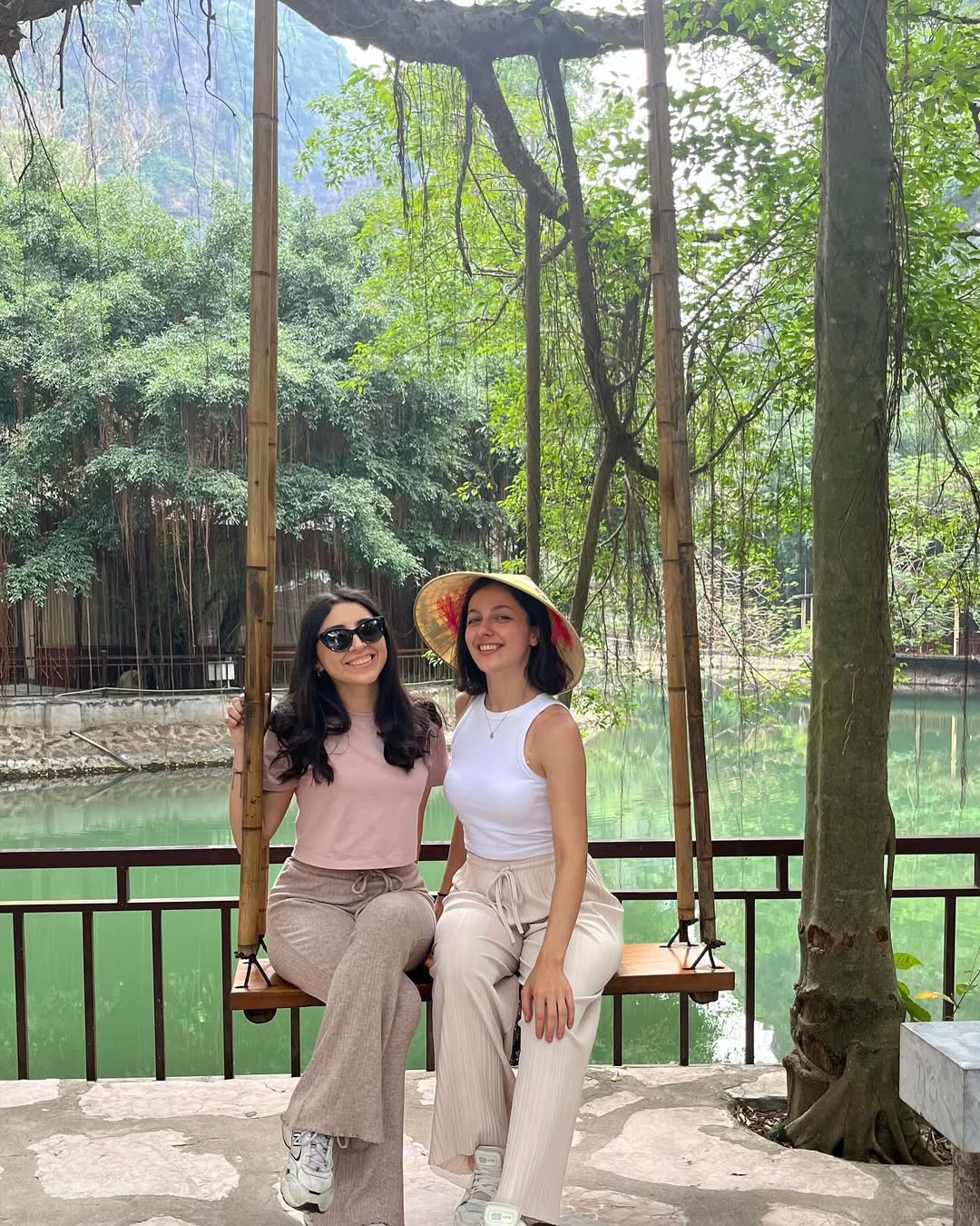 Bárbara and a friend on a swing in Ninh Binh