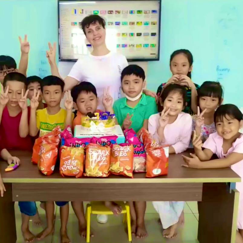Foreign English teacher celebrating with students in Vietnamese language center
